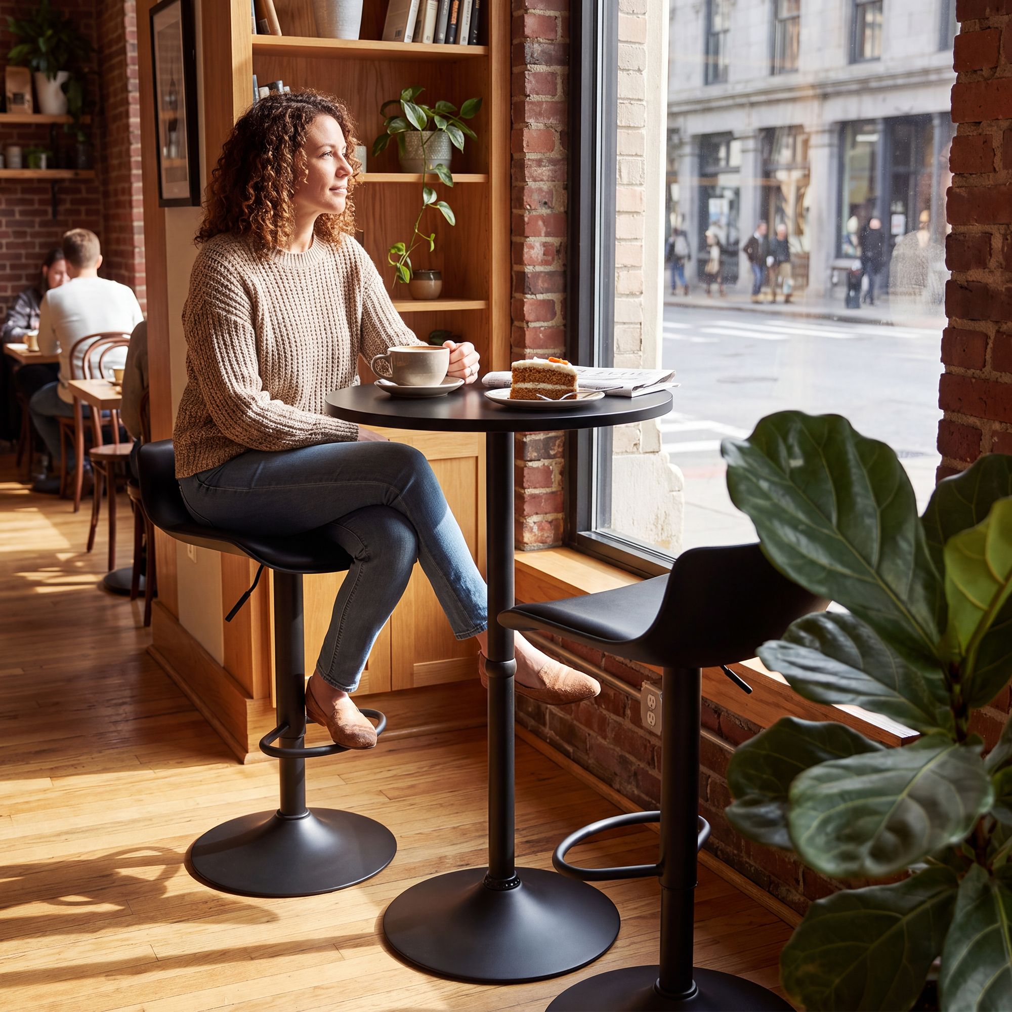 Ensemble table haute Navo avec 2 tabourets de bar en similicuir