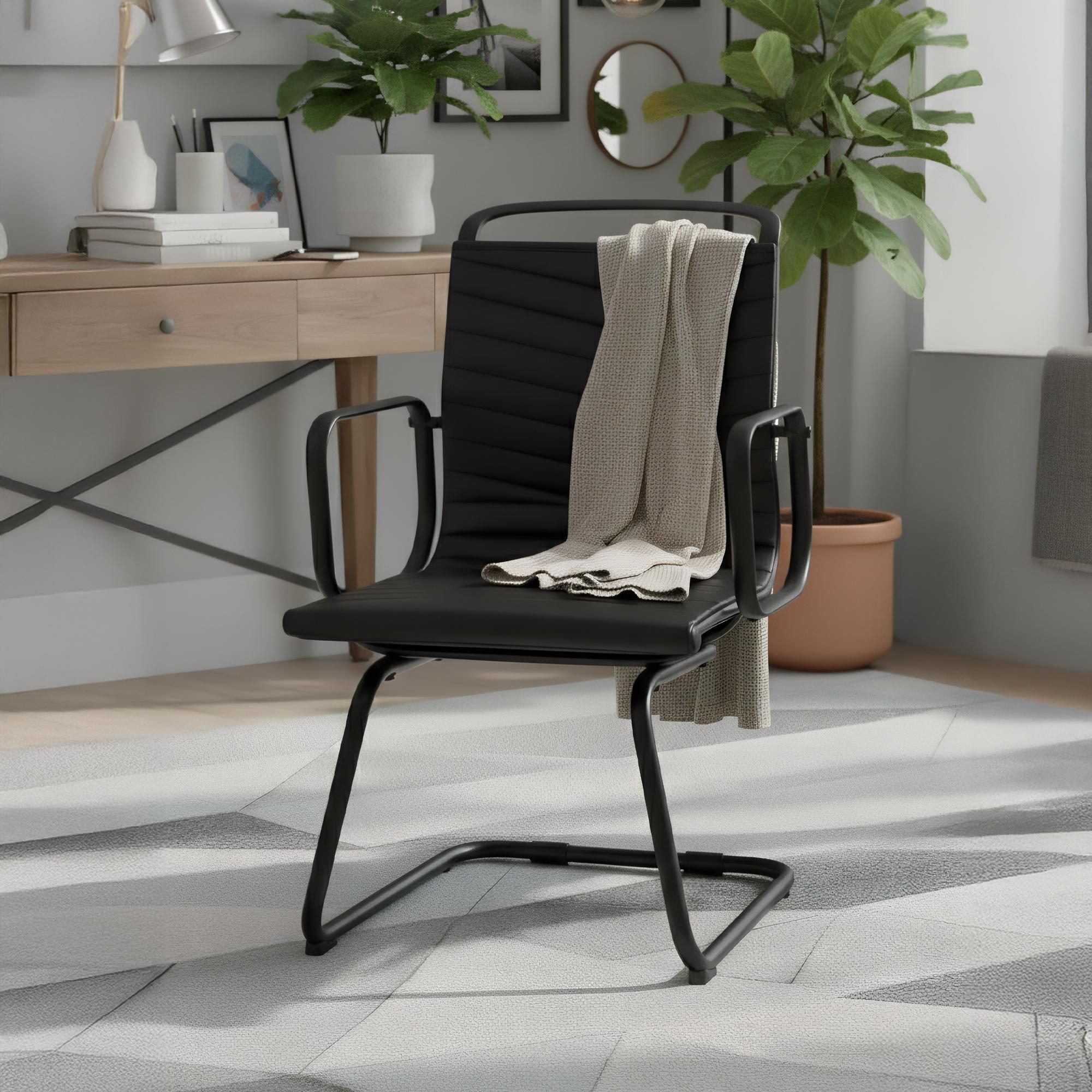 Chaise à piètement luge Tomkin en simili-cuir