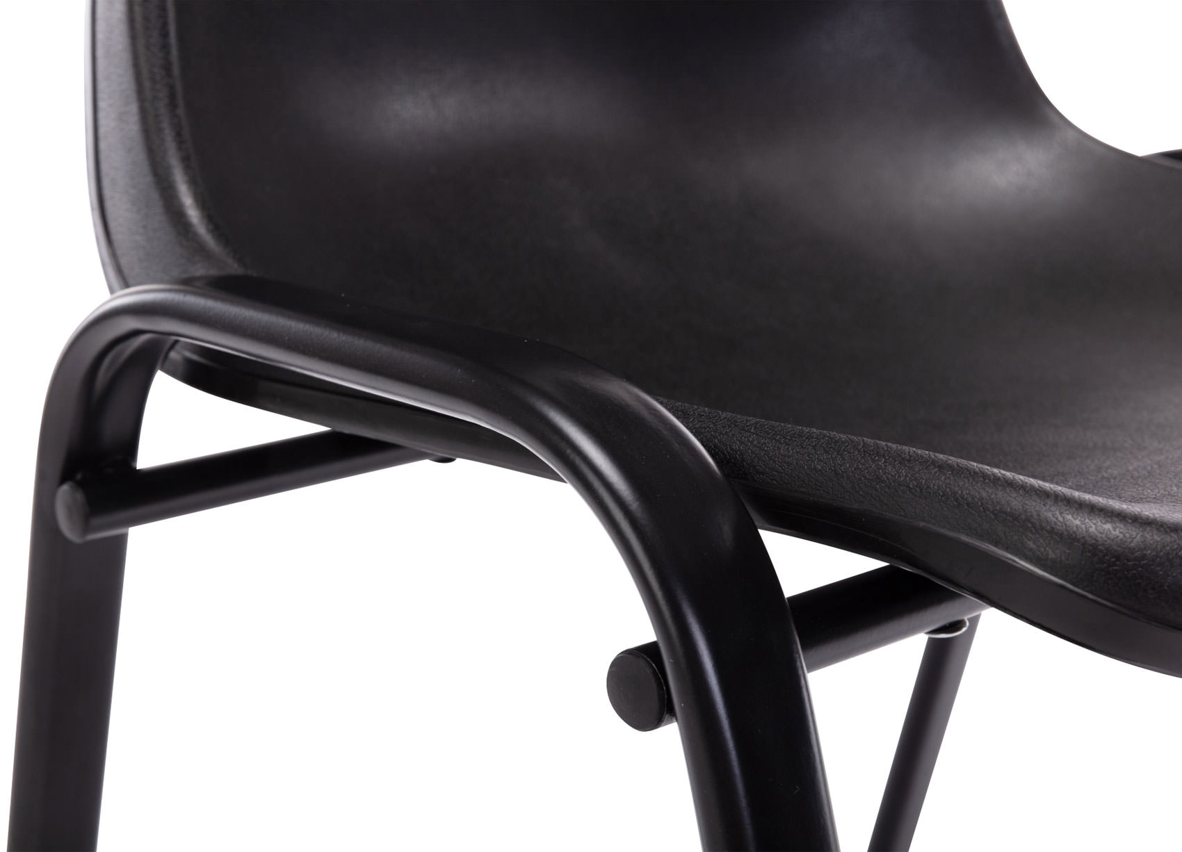 Lot de 4 chaises empilables Nowra avec assise en plastique et Pieds en métal noir mat