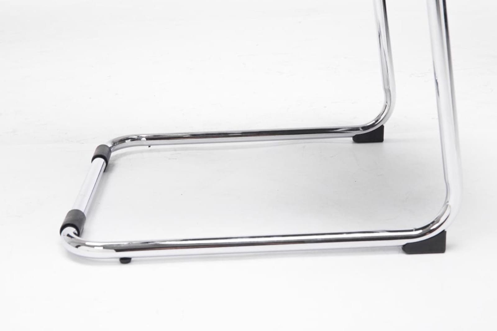 Lot de 2 Chaises cantilever Brenda avec revétement en maille et Pied luge en métal