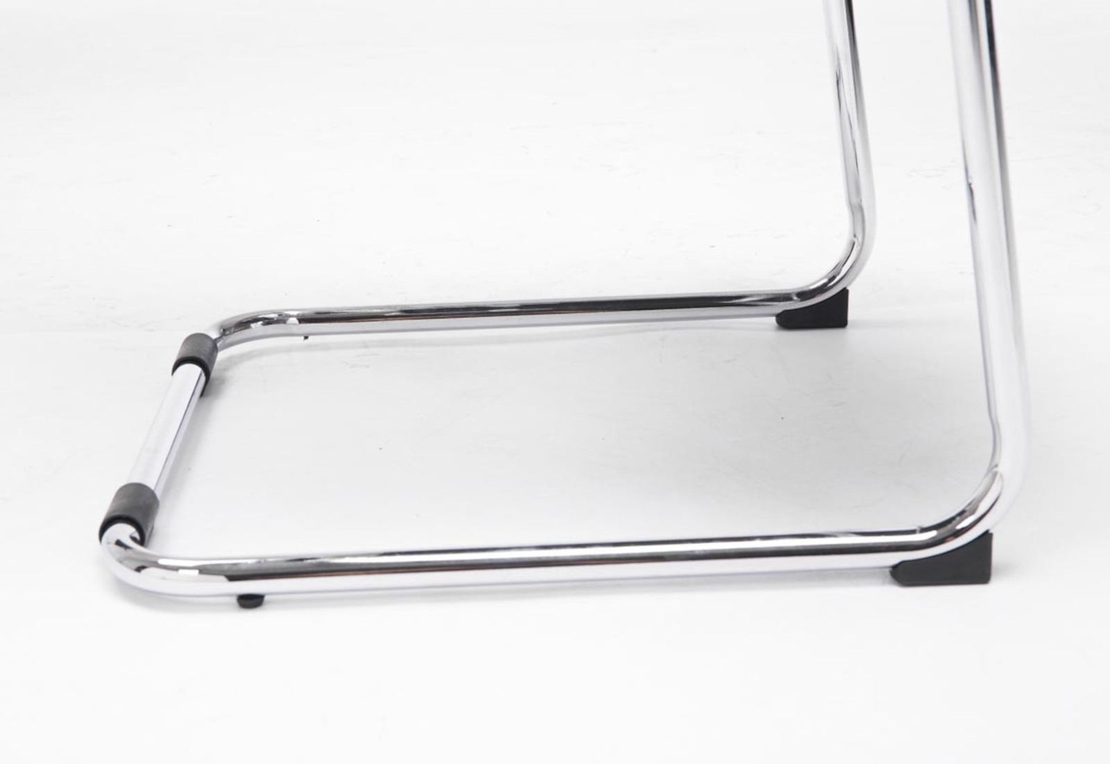 Lot de 2 Chaises cantilever Brenda avec revétement en maille et Pied luge en métal